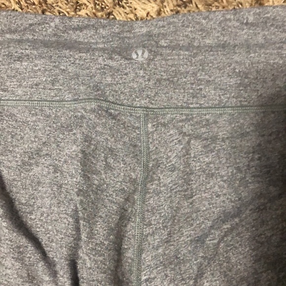LULULEMON LEGGINGS size 6 medium waist - Picture 2 of 5
